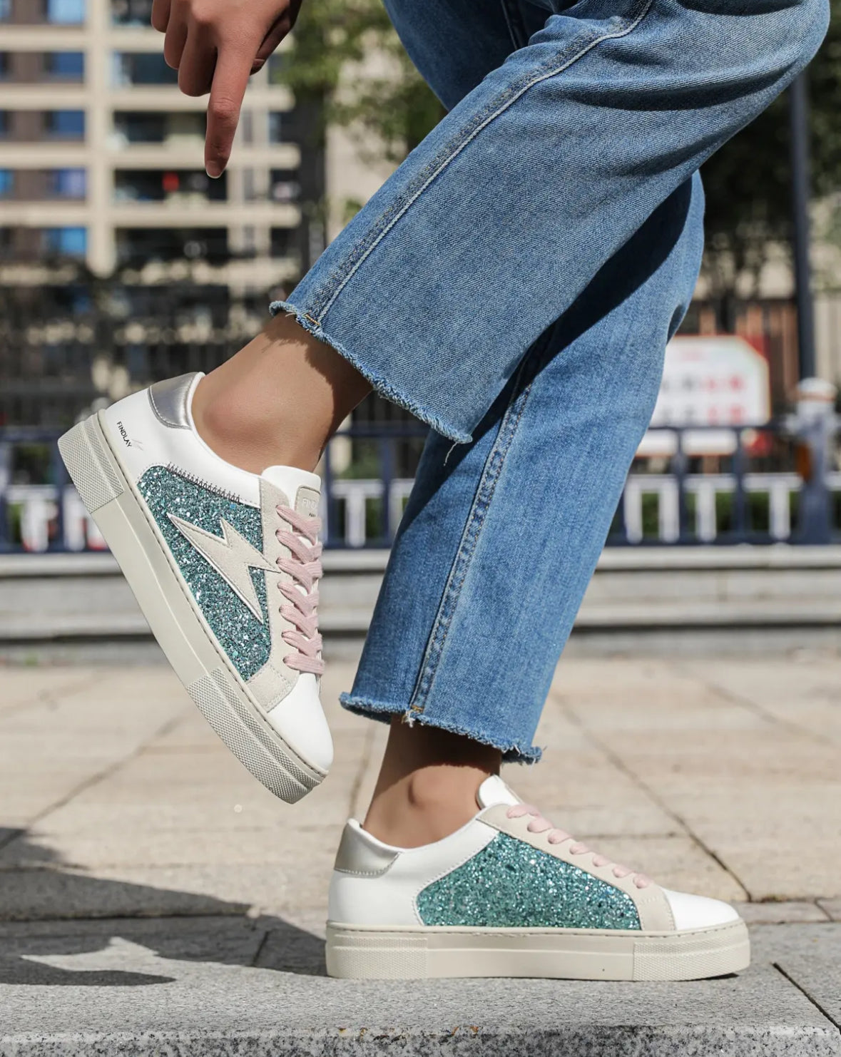 Baskets Lucky Base blanches paillettes argentees et details roses