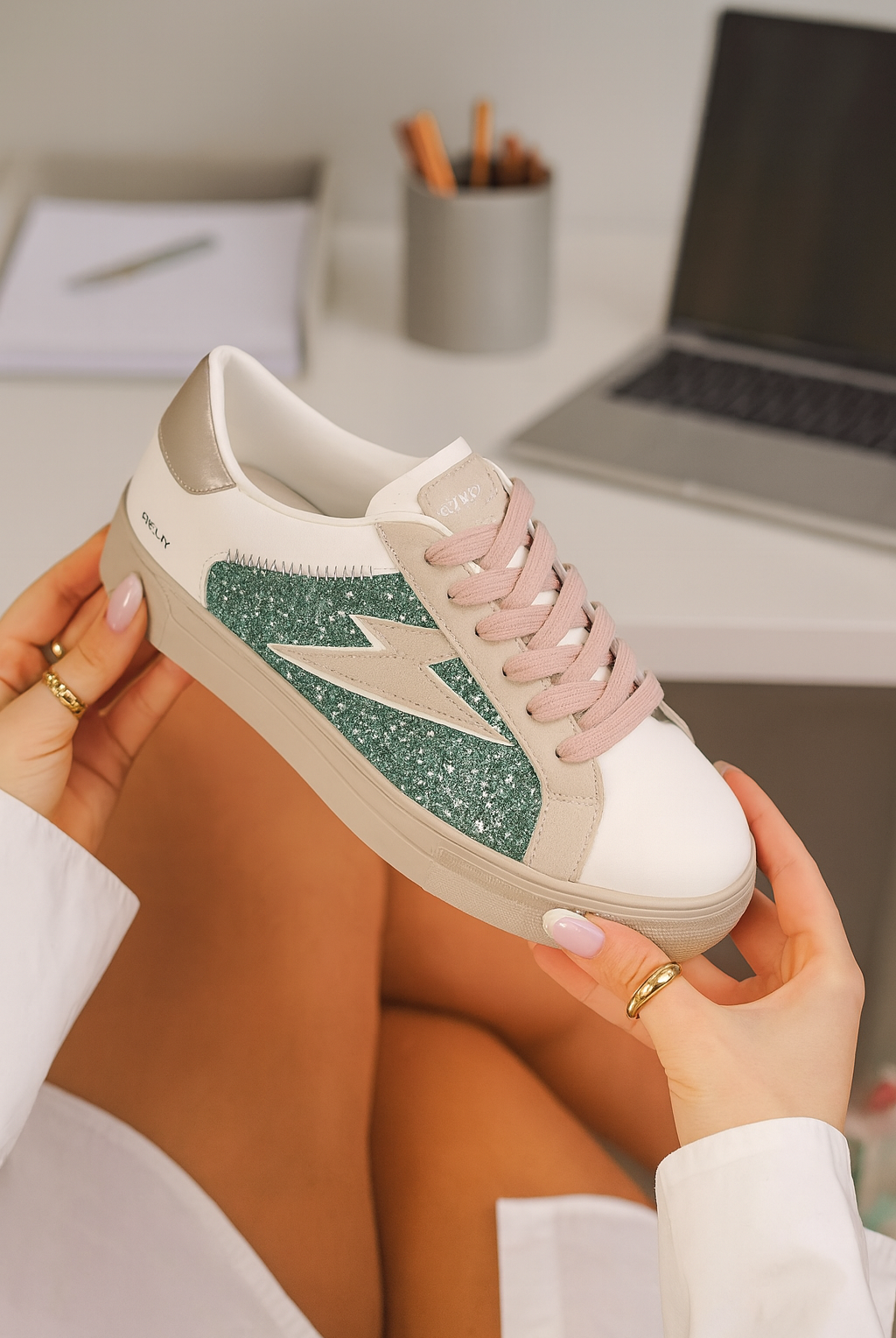 Baskets Lucky Base blanches paillettes argentees et details roses