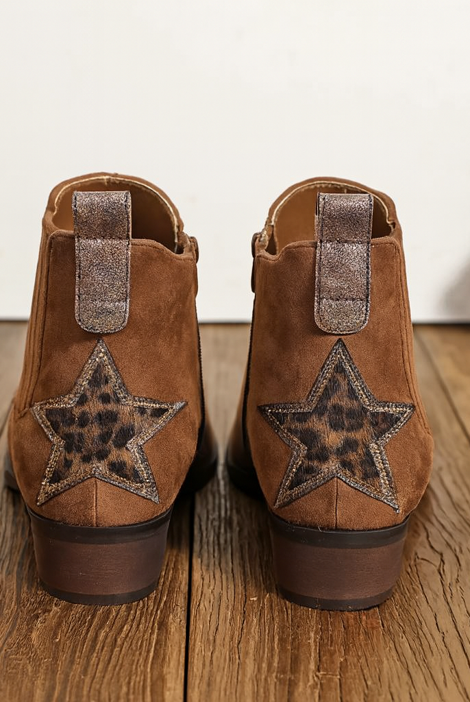 Bottines en daim camel avec étoile léopard