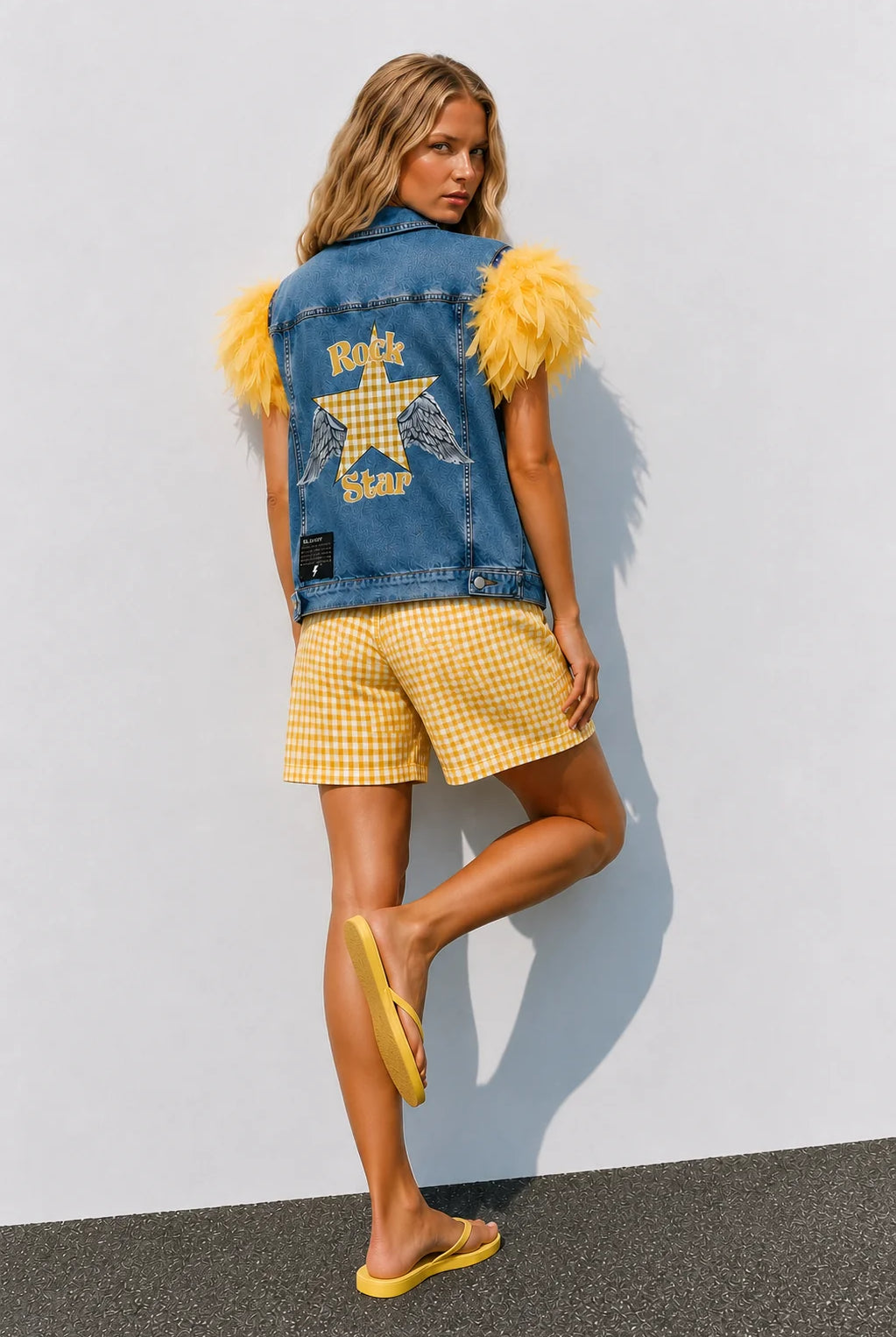 Gilet en jean bleu sans manches Rock Star avec plumes jaunes femme