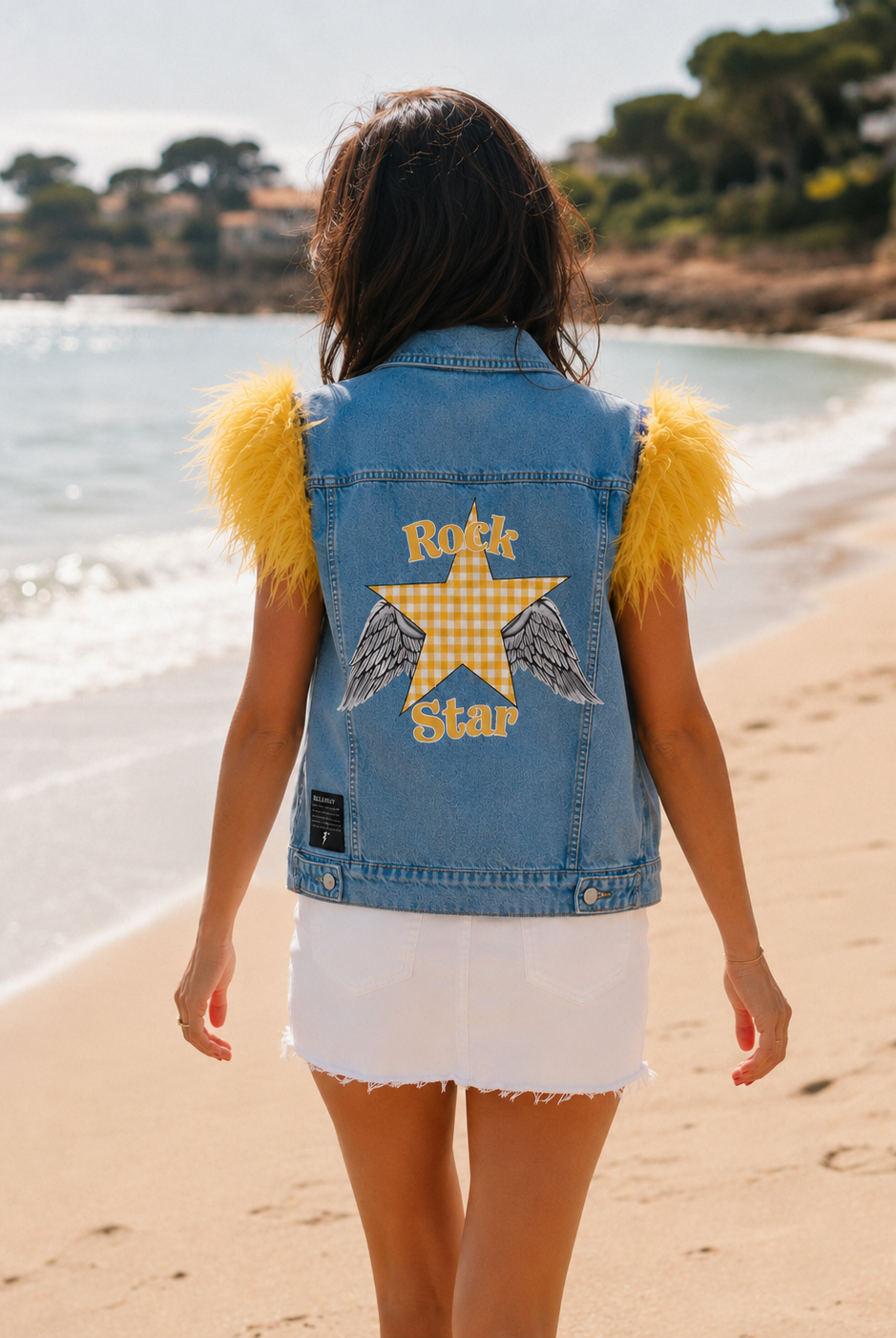 Gilet en jean bleu sans manches Rock Star avec plumes jaunes femme