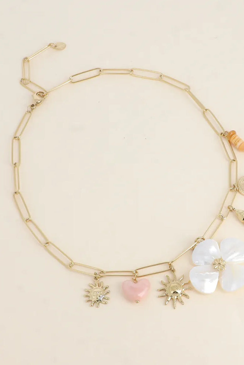 Collier à breloques les fleurs à la plage