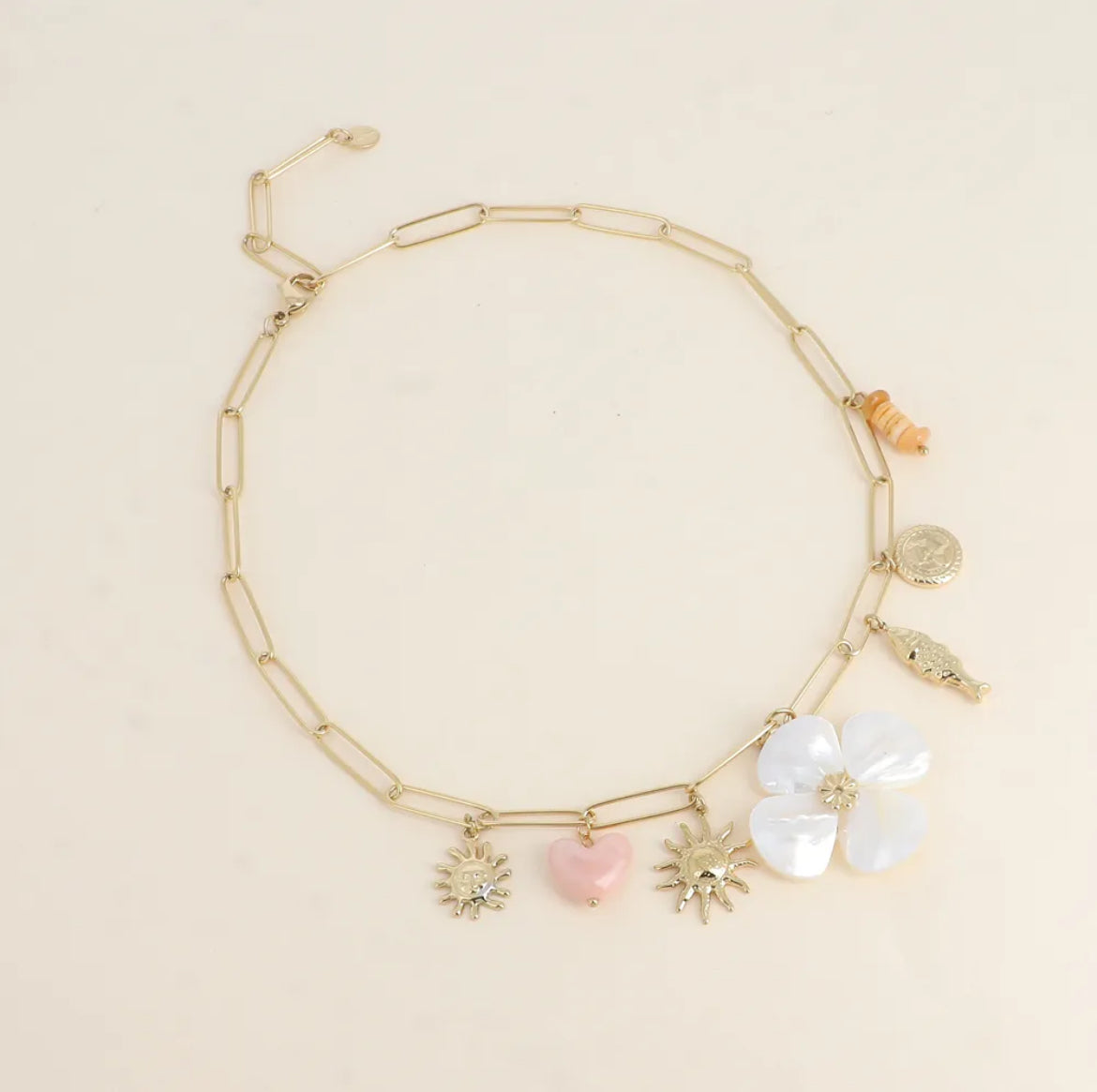 Collier à breloques les fleurs à la plage
