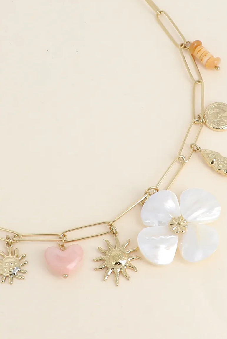 Collier à breloques les fleurs à la plage