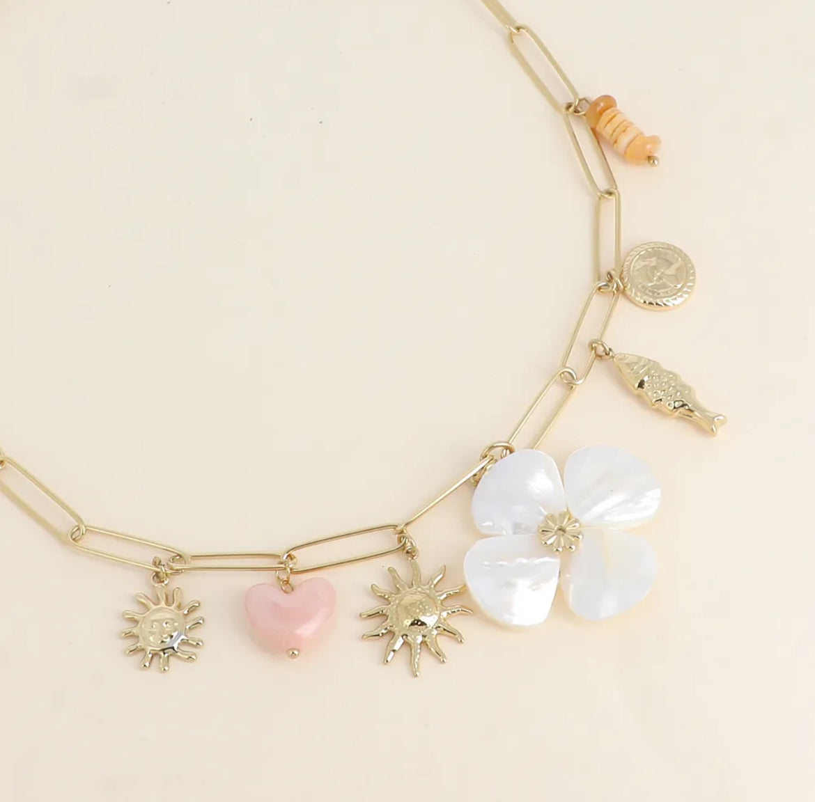 Collier à breloques les fleurs à la plage