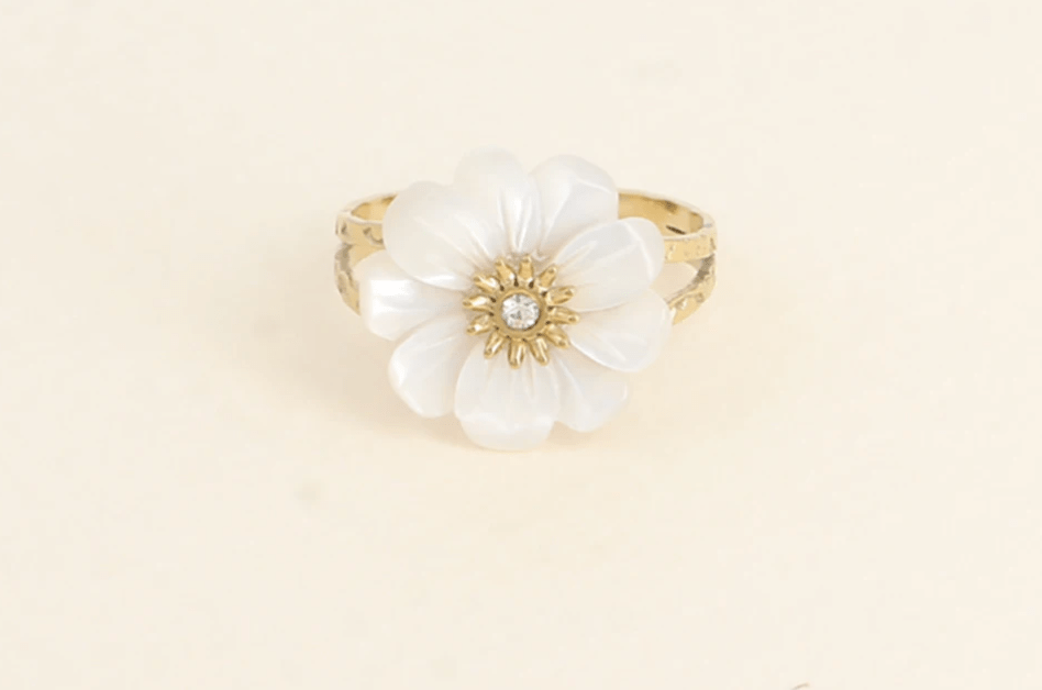Bague martelée fleur en pierre naturelle – Élégance et caractère intemporel - La boutique de Nannye