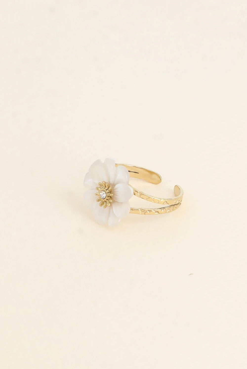 Bague martelée fleur en pierre naturelle – Élégance et caractère intemporel - La boutique de Nannye