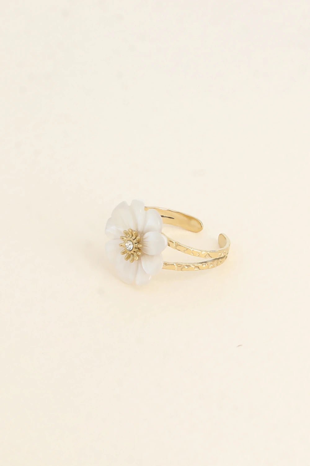 Bague martelée fleur en pierre naturelle – Élégance et caractère intemporel - La boutique de Nannye