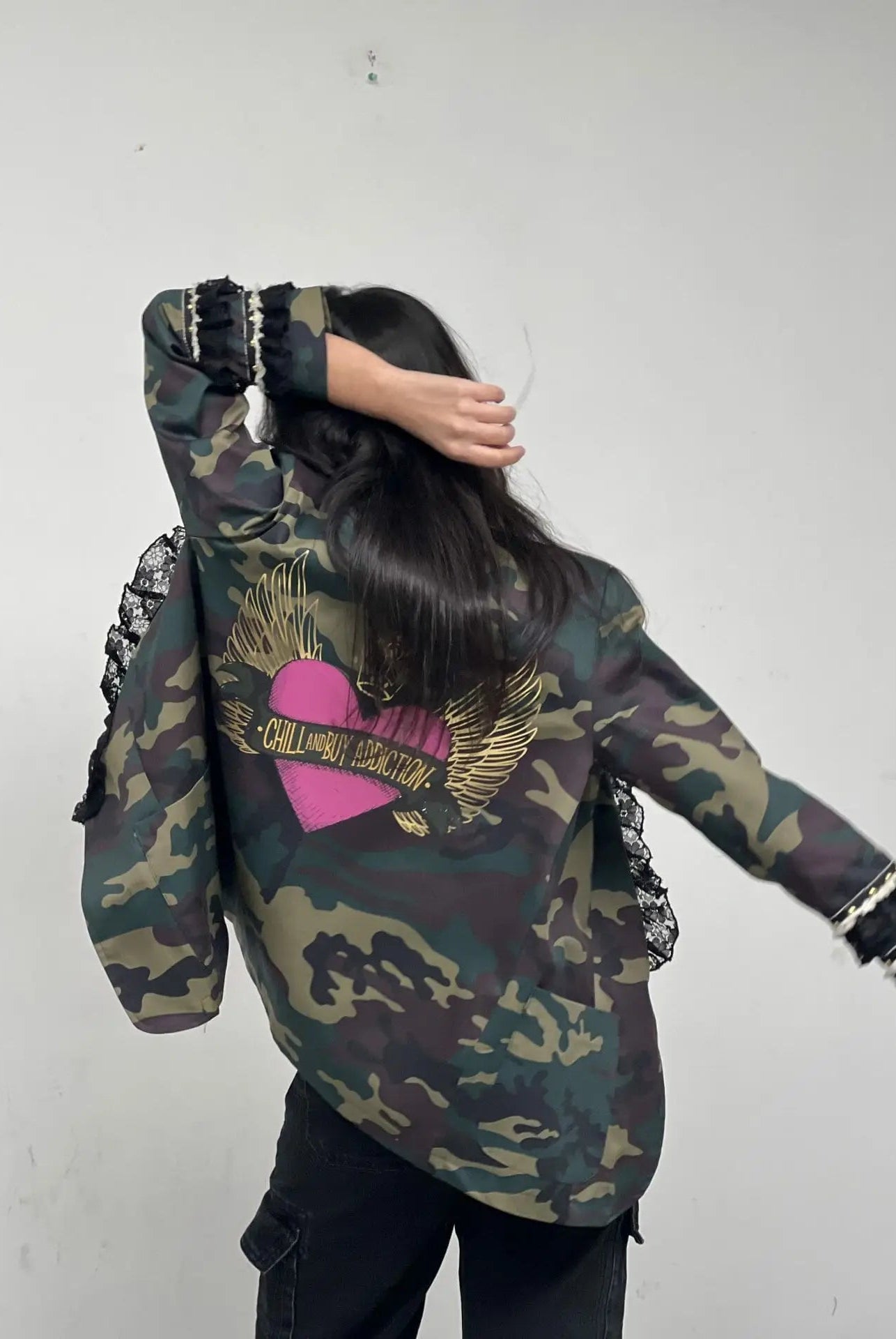 Blazer Nicoleta avec cœur ailé fuchsia et volants – Élégance et audace - La boutique de Nannye