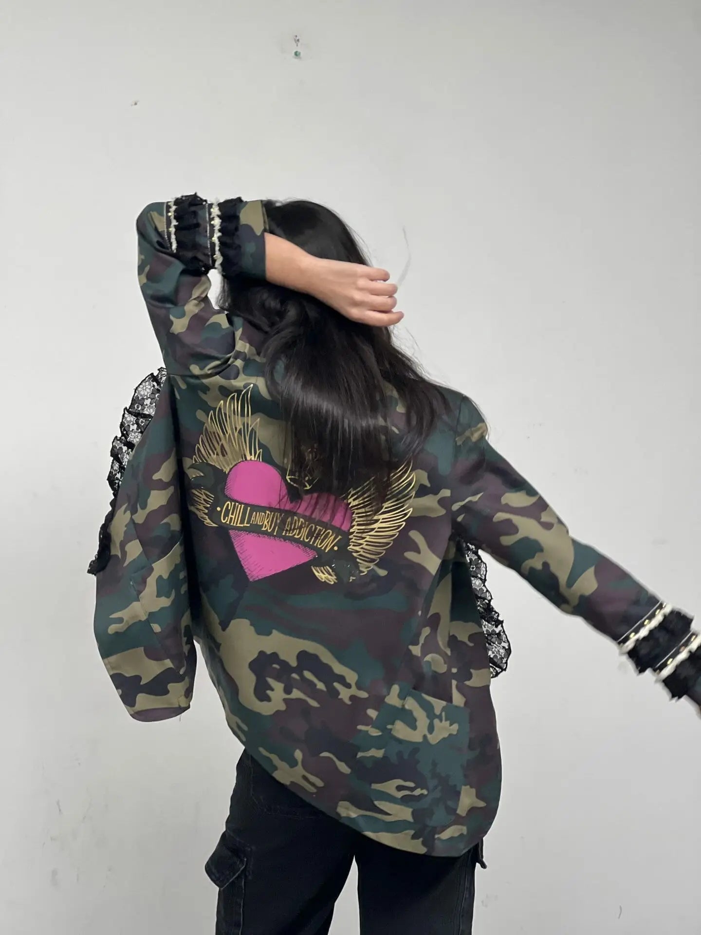 Blazer Nicoleta avec cœur ailé fuchsia et volants – Élégance et audace - La boutique de Nannye