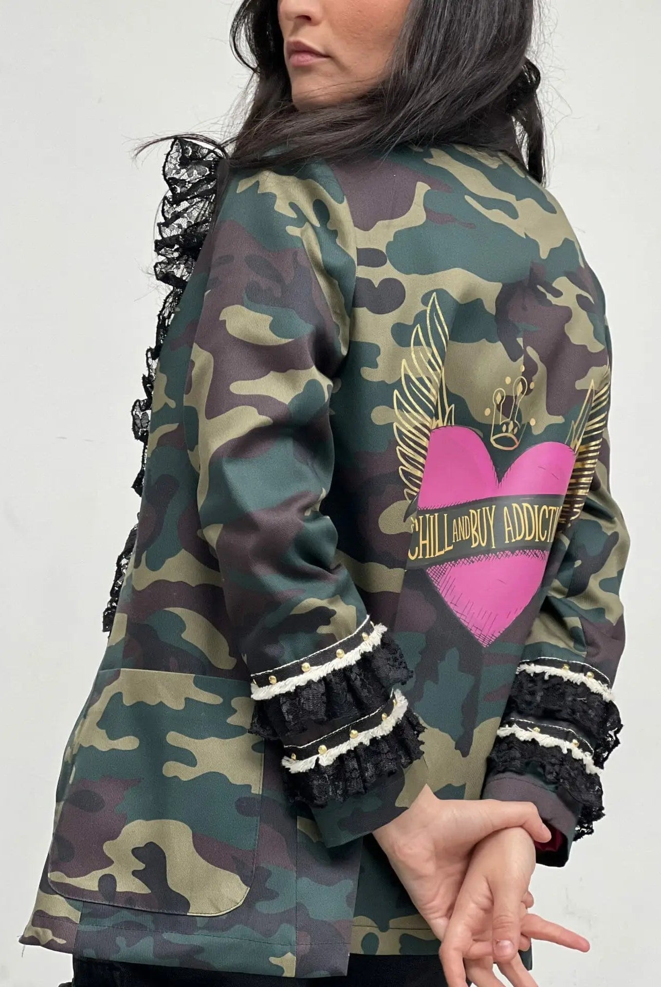 Blazer Nicoleta avec cœur ailé fuchsia et volants – Élégance et audace - La boutique de Nannye