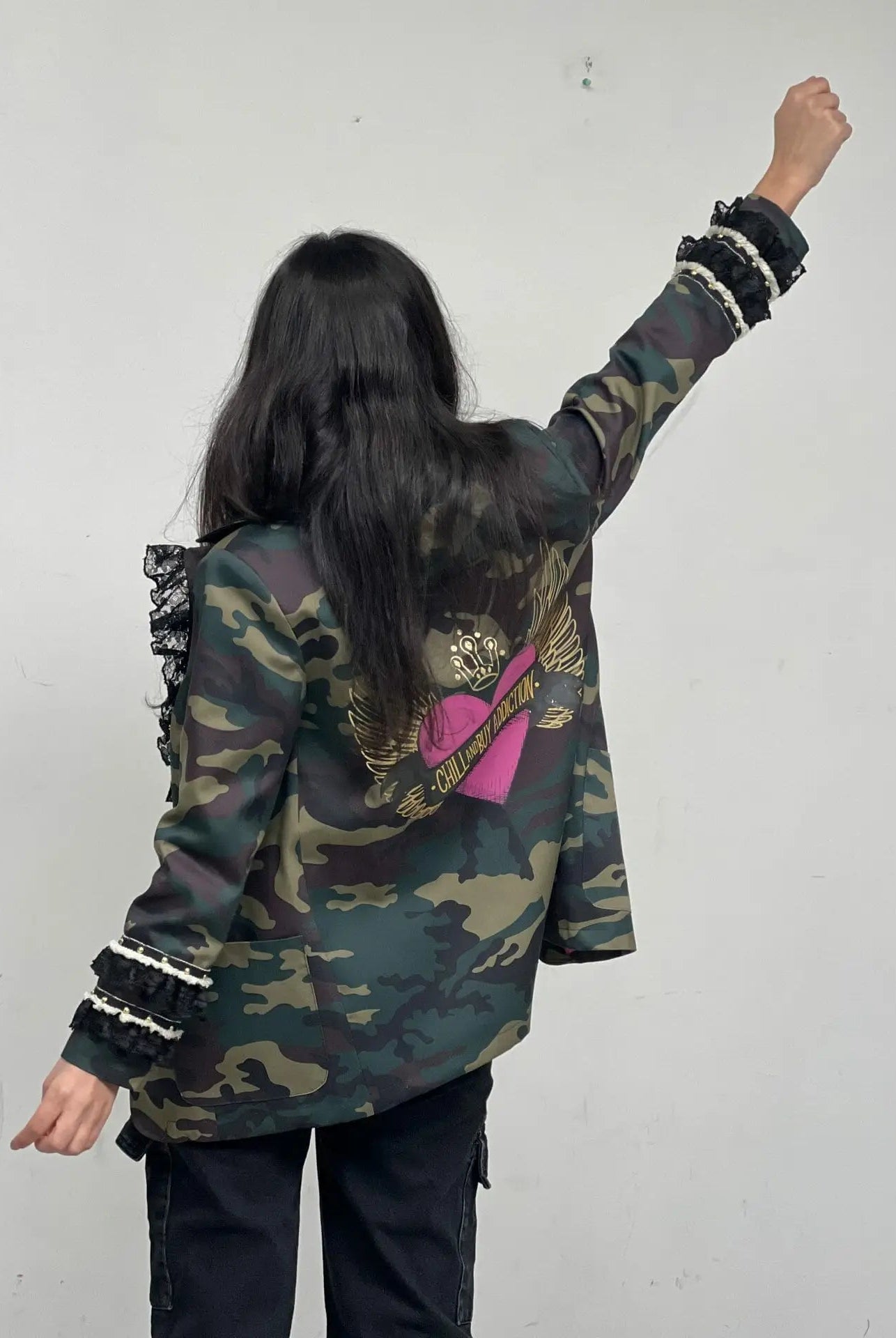 Blazer Nicoleta avec cœur ailé fuchsia et volants – Élégance et audace - La boutique de Nannye