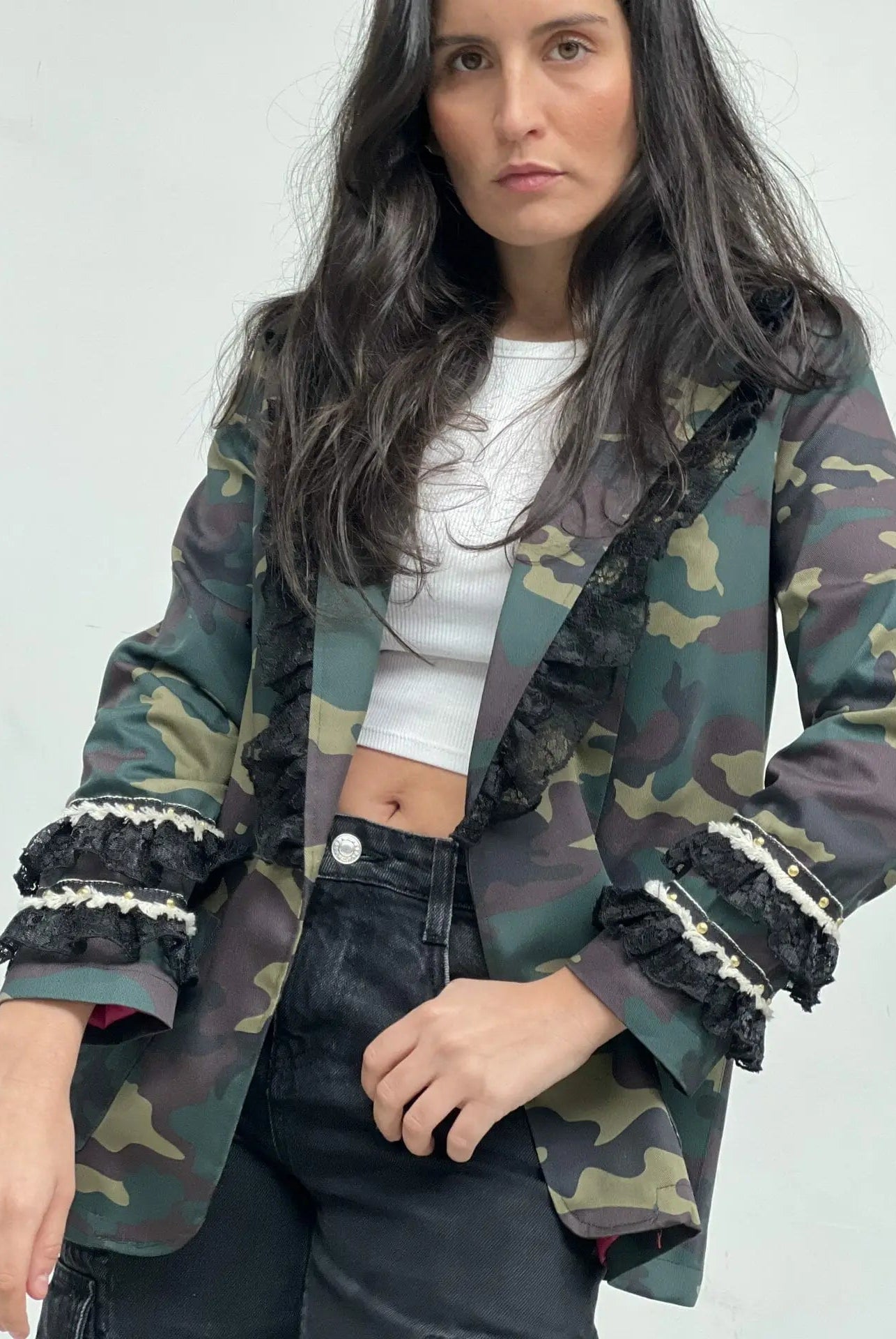 Blazer Nicoleta avec cœur ailé fuchsia et volants – Élégance et audace - La boutique de Nannye