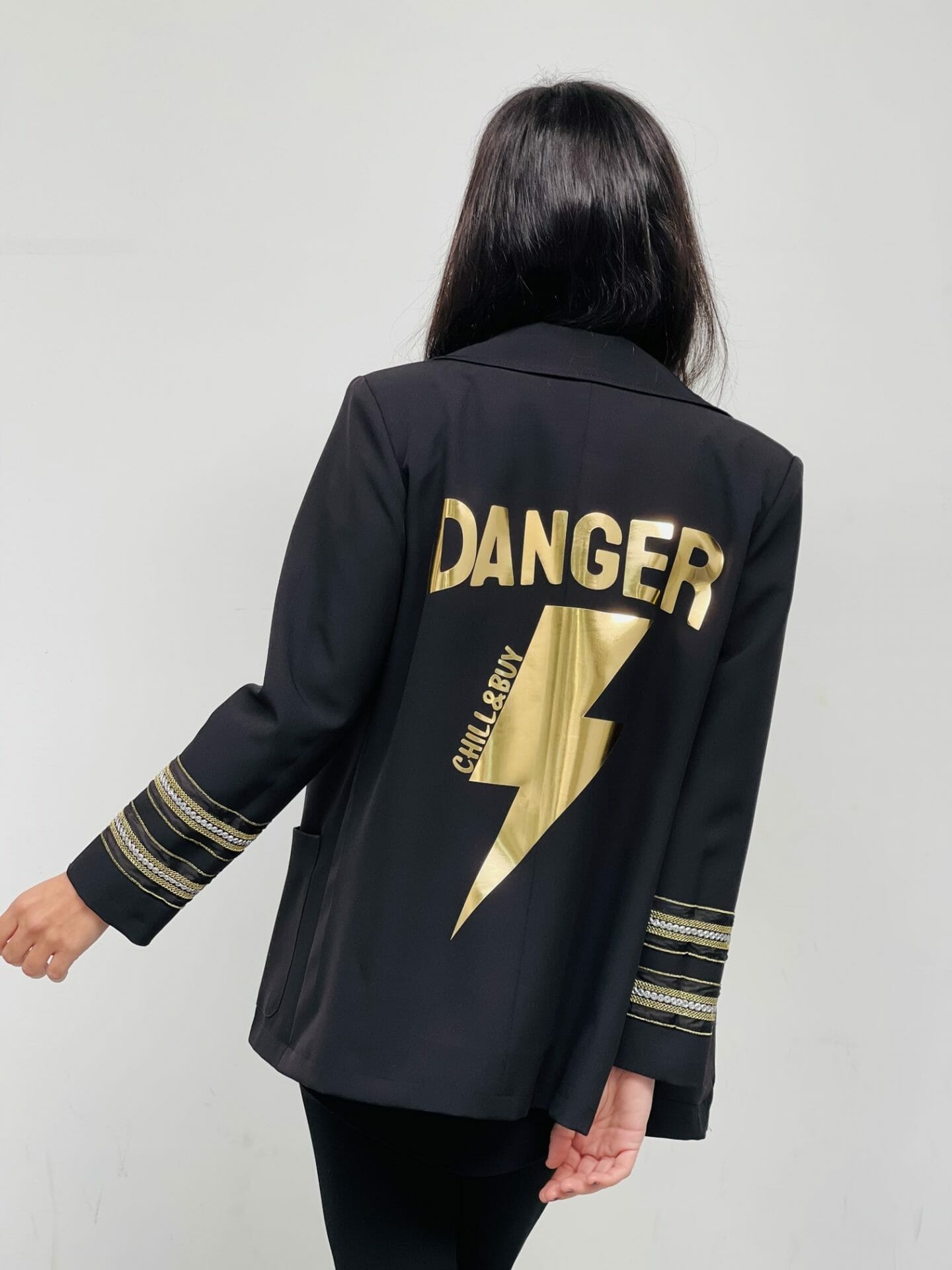 Blazer Noir Volants et Éclair Danger : Élégance avec une Touche Urbaine - La boutique de Nannye