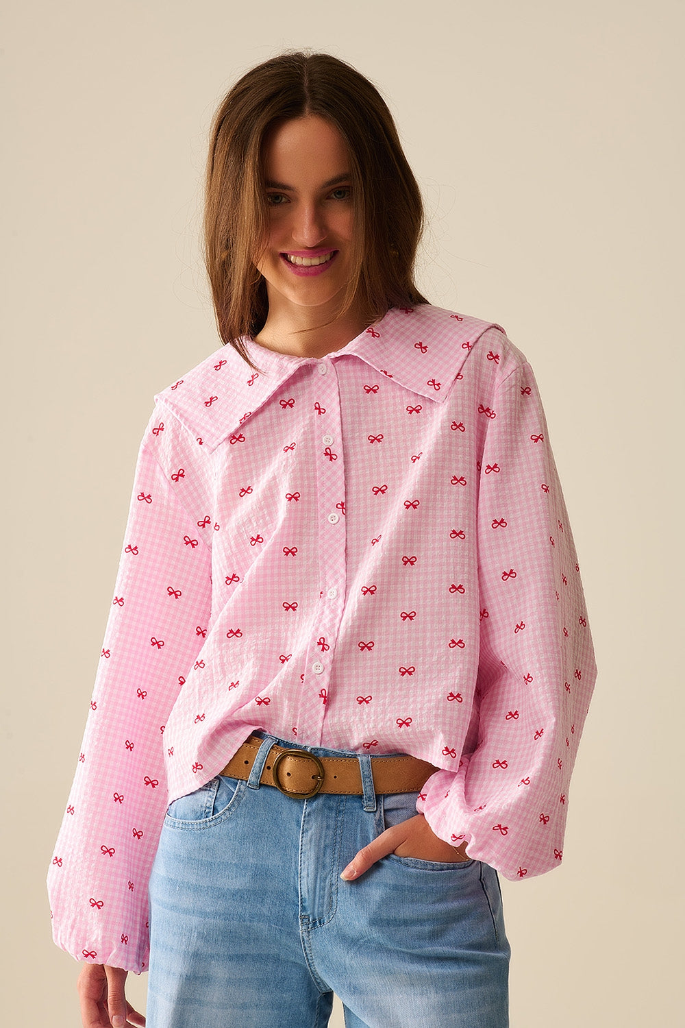Q2 Blouse à col Claudine en vichy rose avec imprimé nœuds