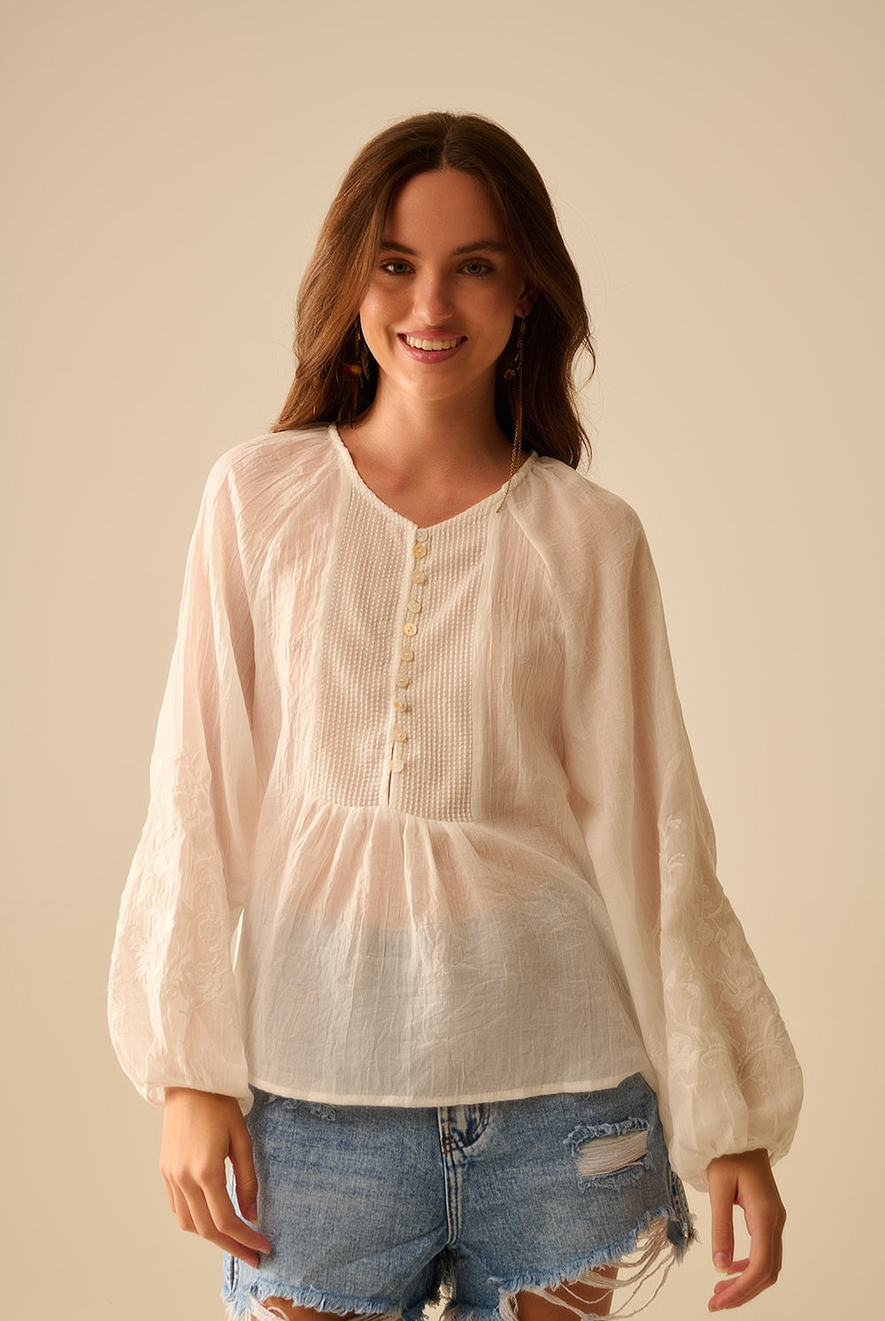 Q2 blouse en mousseline de soie blanche avec broderie sur les manches