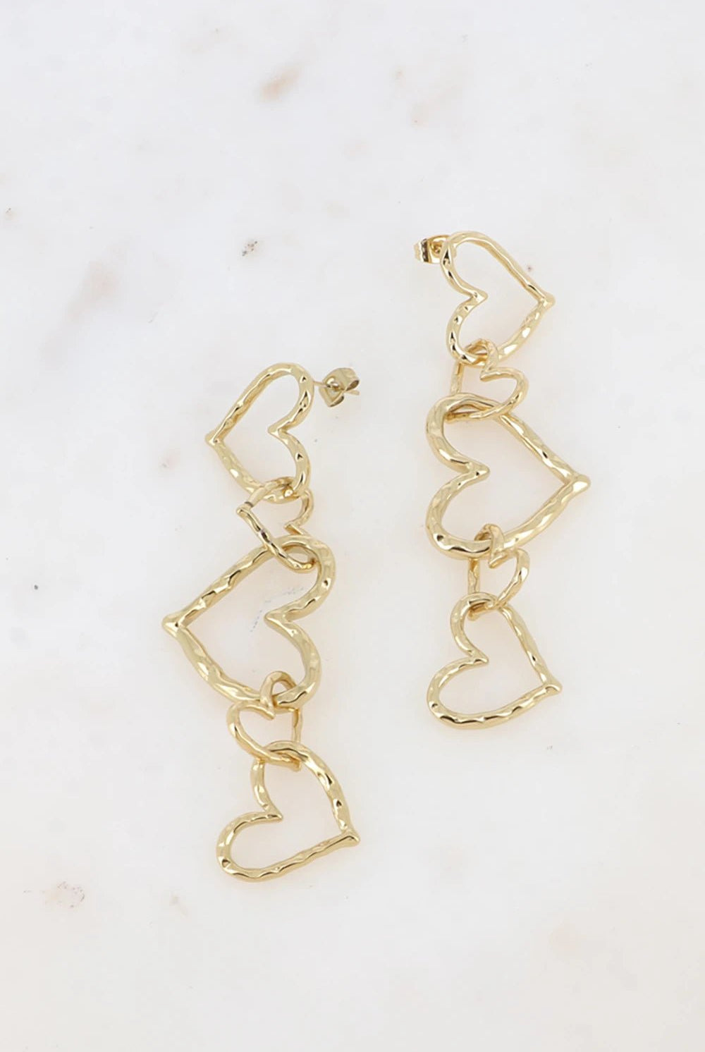 Boucles d’oreilles pendantes Devikia 3 cœurs martelés – Charme et modernité - La boutique de Nannye