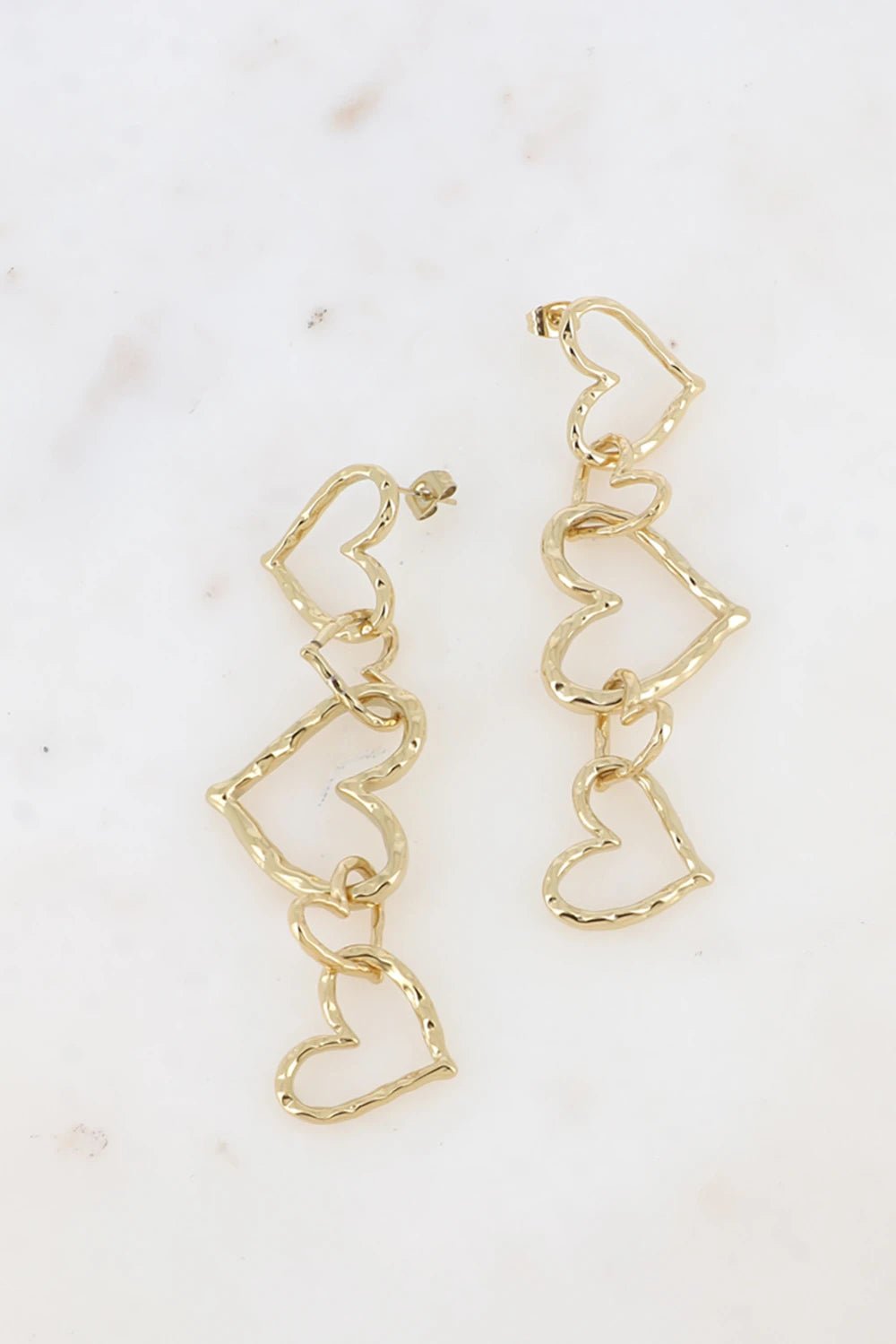 Boucles d’oreilles pendantes Devikia 3 cœurs martelés – Charme et modernité - La boutique de Nannye