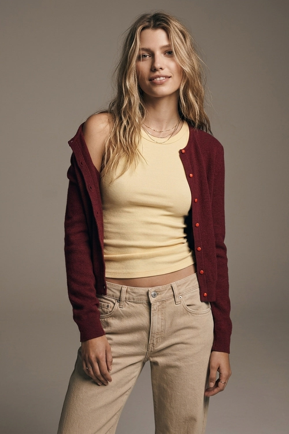 Q2 Cardigan coupe régulière à col rond et boutons sur le devant en tricot fin bordeaux