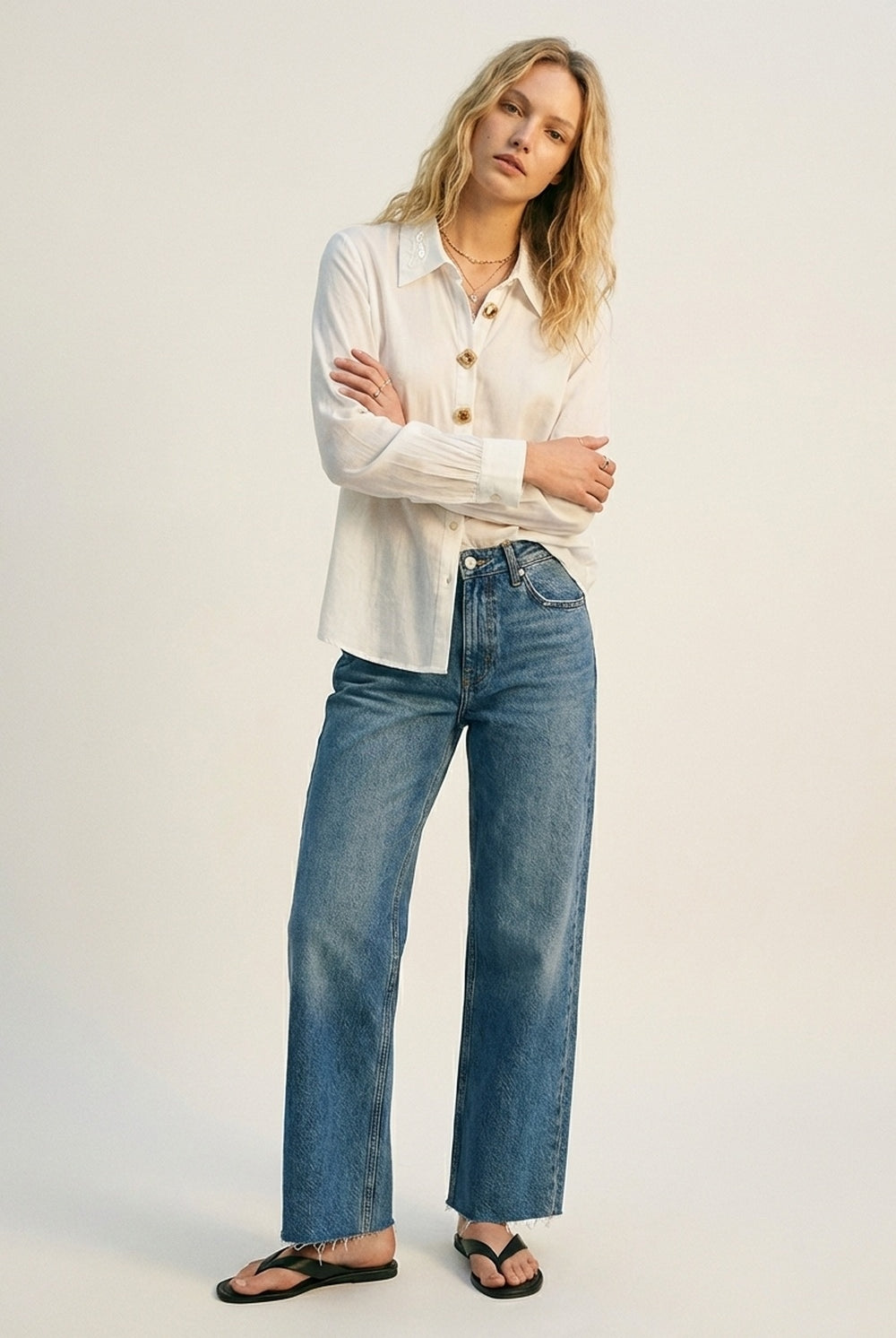 Q2 Chemise blanche à boutons sur le devant avec col brodé de sequins