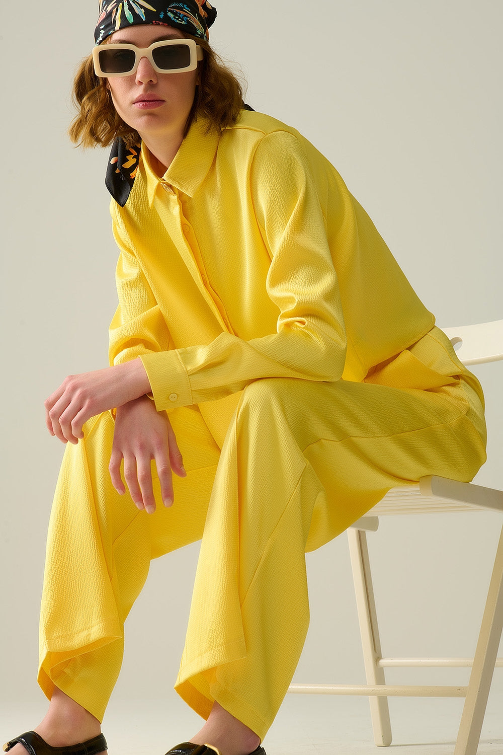 Q2 Chemise courte en satin texturé jaune