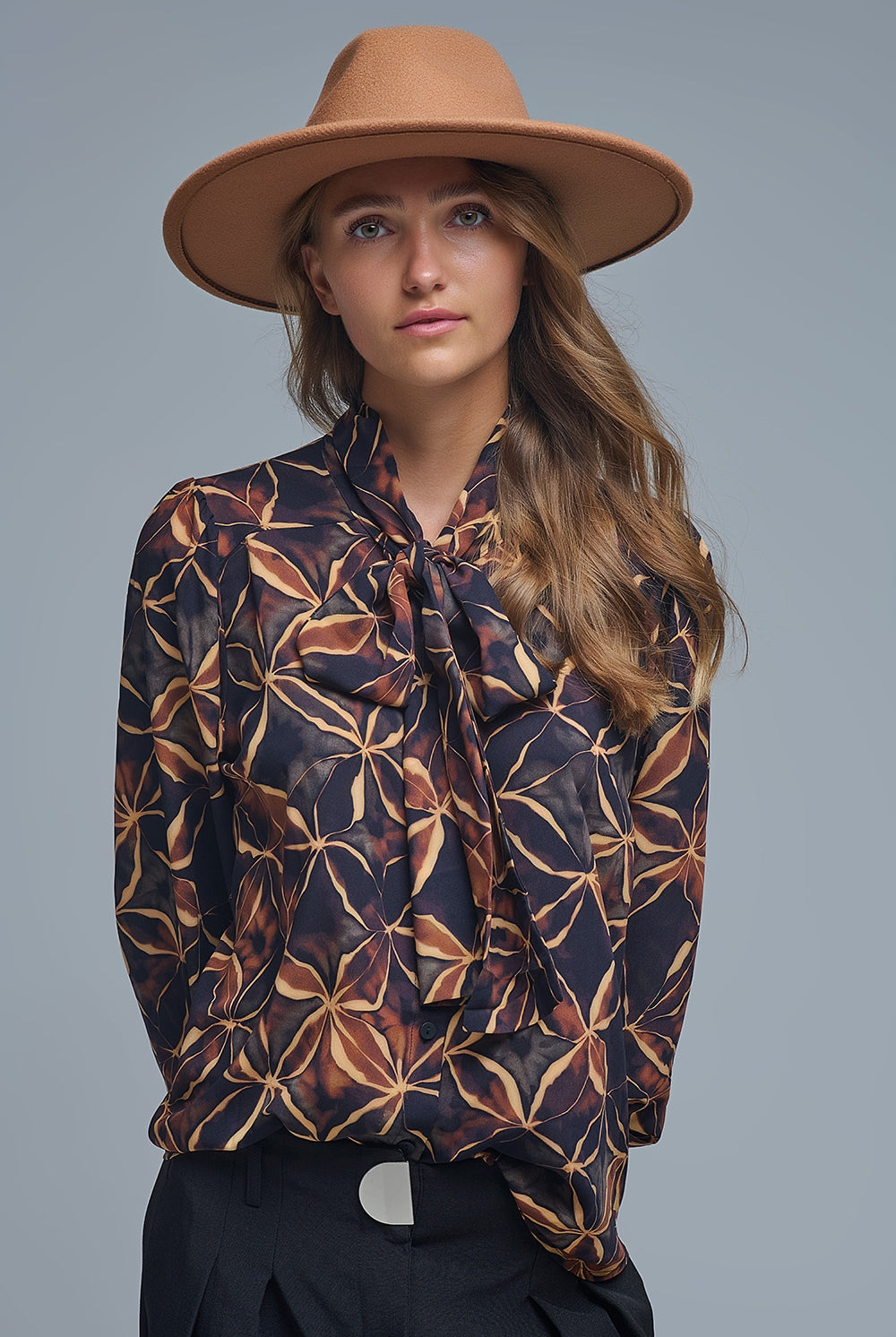 Q2 Chemise en mousseline de soie noire à imprimé abstrait et nœud papillon