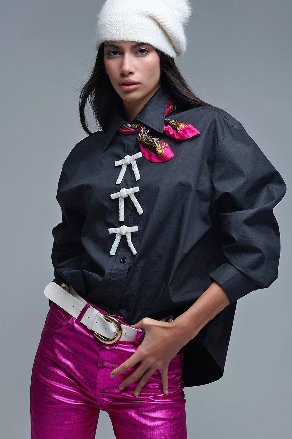 Q2 Chemise noire en popeline surdimensionnée avec boutons en perles blanches