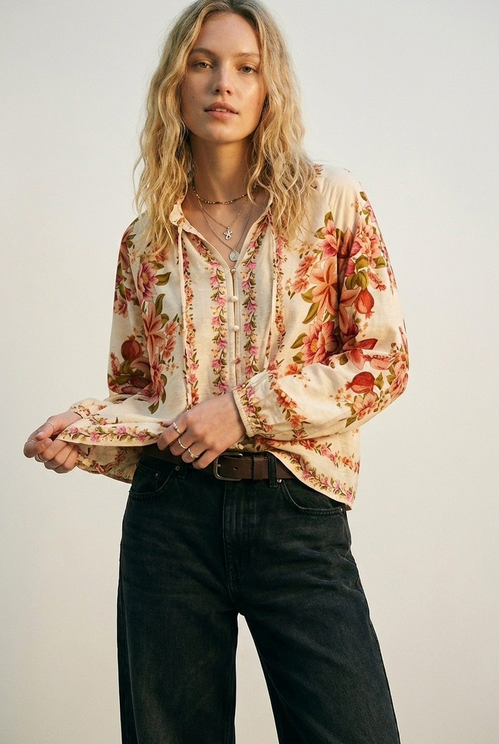 Q2 Chemisier boho à imprimé floral crème avec col à cordon de serrage