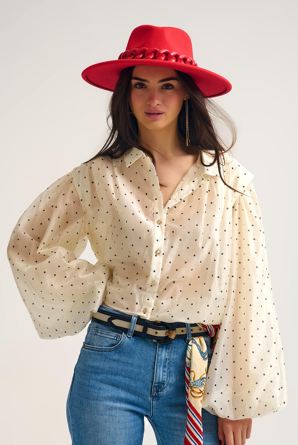 Q2 Chemisier en soie à pois ivoire avec manches ballon et boutons dorés
