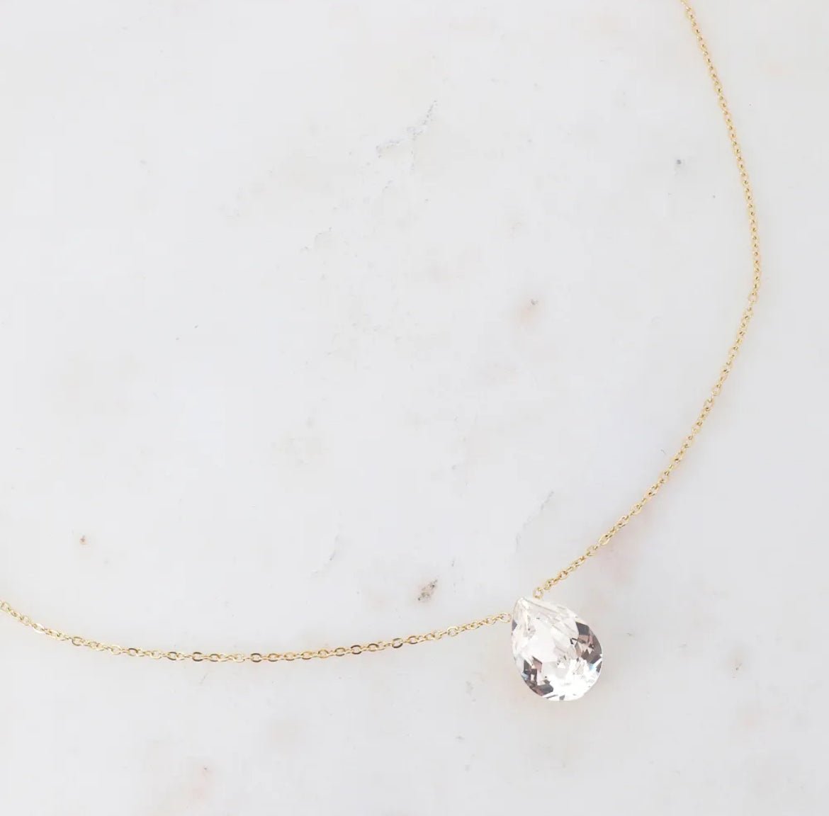 Collier Bertille – Élégance Intemporelle en Acier Inoxydable avec Cristal Blanc Taillé - La boutique de Nannye