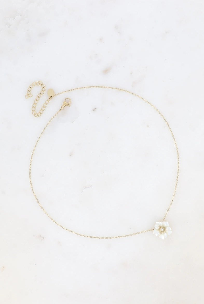 Collier - fleur nacrée et petit cristal - La boutique de Nannye