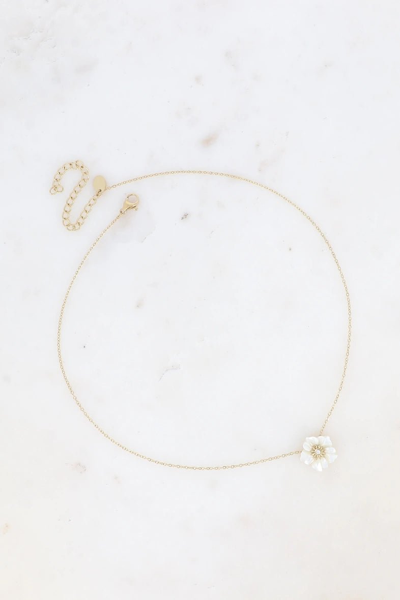 Collier - fleur nacrée et petit cristal - La boutique de Nannye