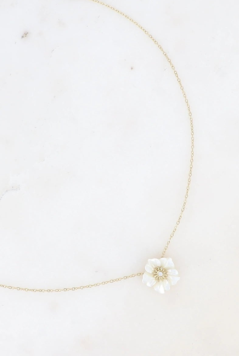Collier - fleur nacrée et petit cristal - La boutique de Nannye