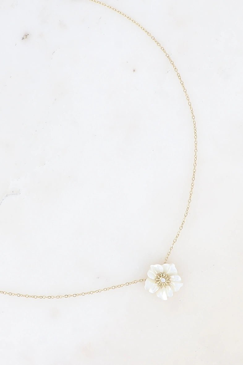 Collier - fleur nacrée et petit cristal - La boutique de Nannye