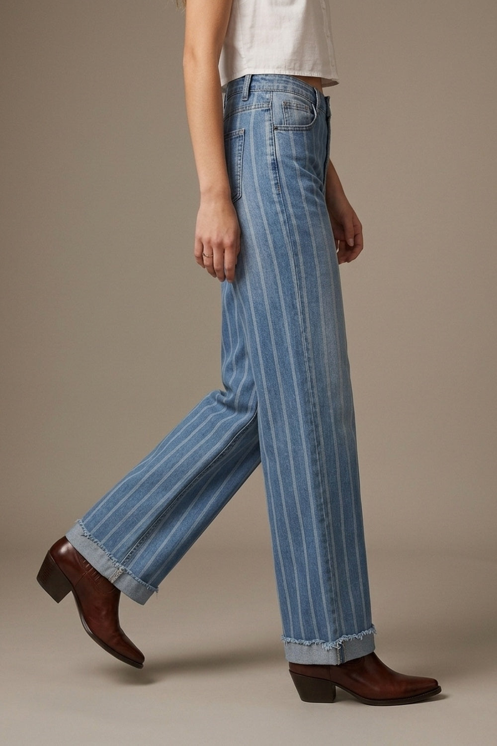 Q2 Jean bleu délavé moyen avec design à rayures et jambes larges effilochées