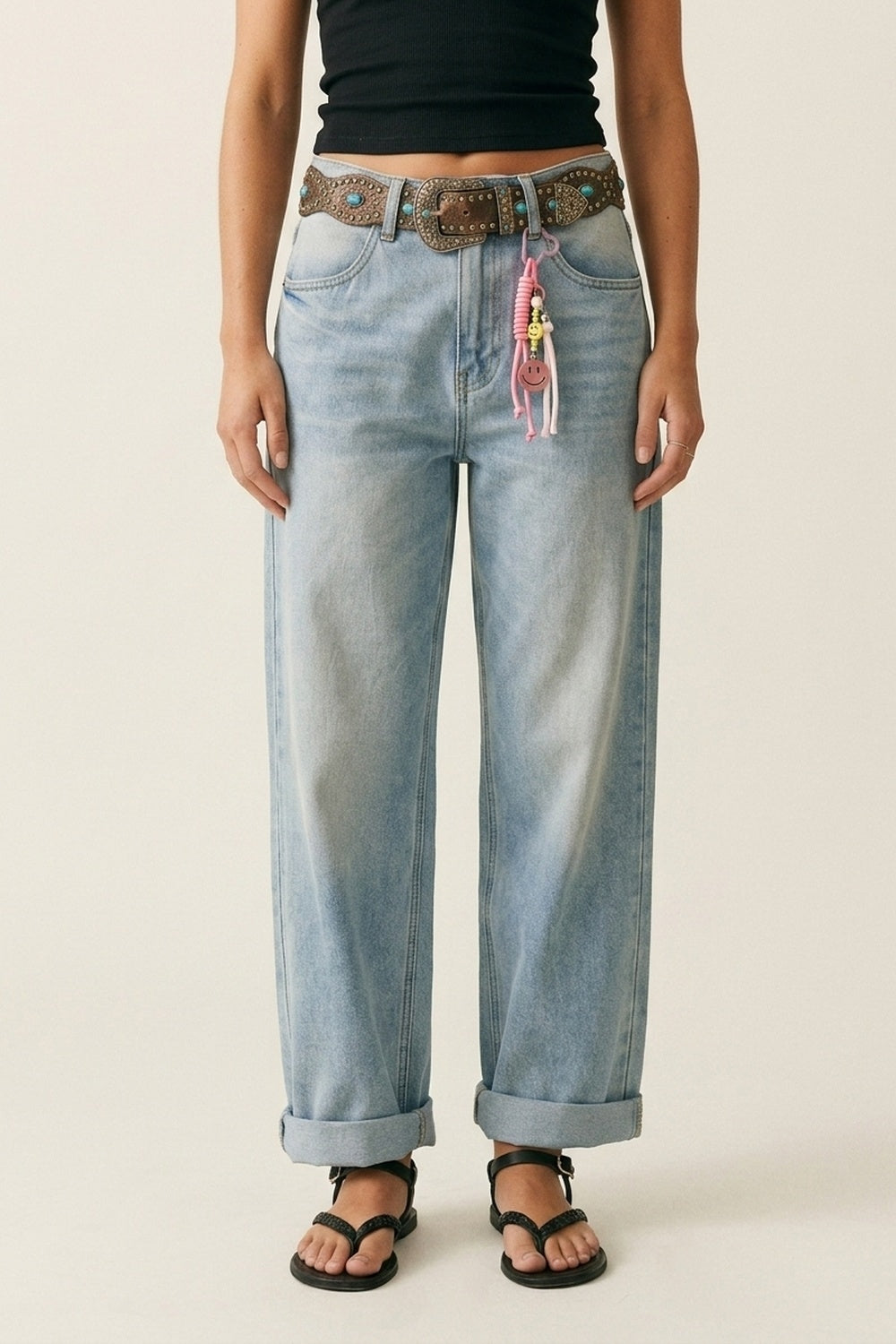 Q2 Jean en denim bleu clair à jambes larges style mom avec détail de charme