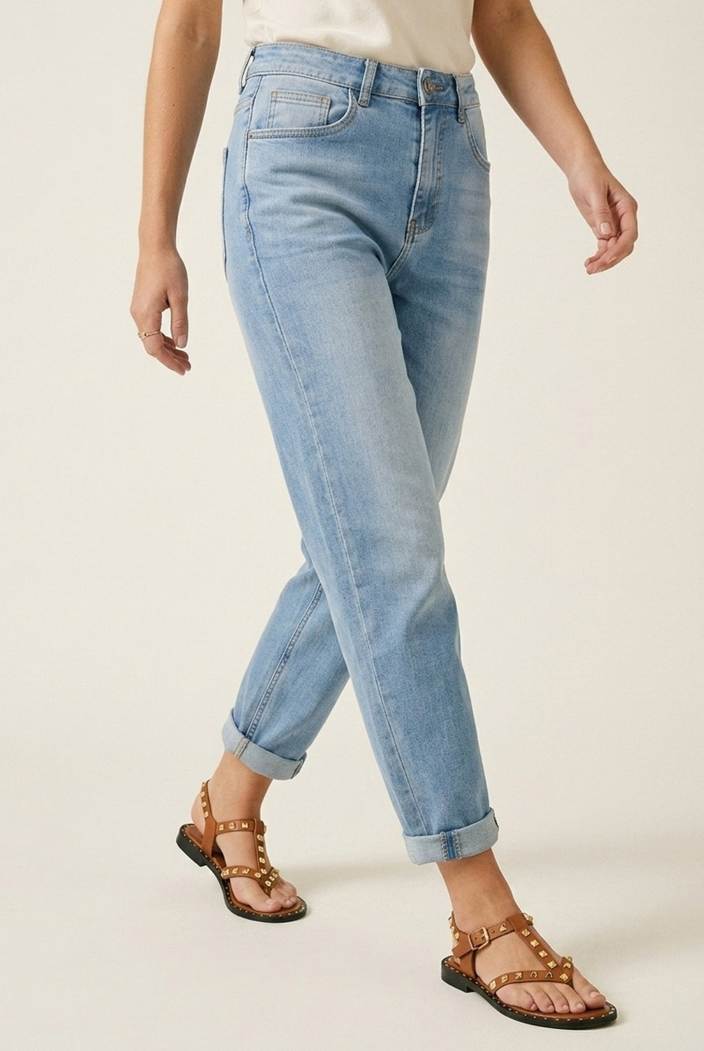 Q2 Jean mom style en denim bleu clair à coupe ajustée longueur cheville