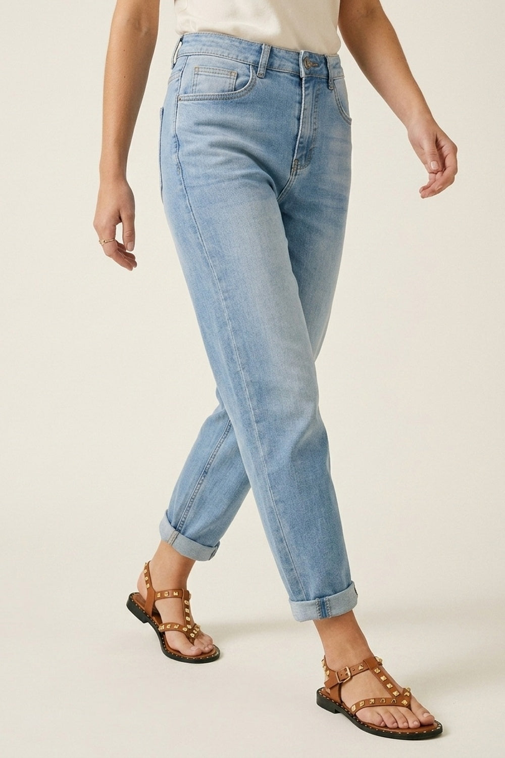 Q2 Jean mom style en denim bleu clair à coupe ajustée longueur cheville