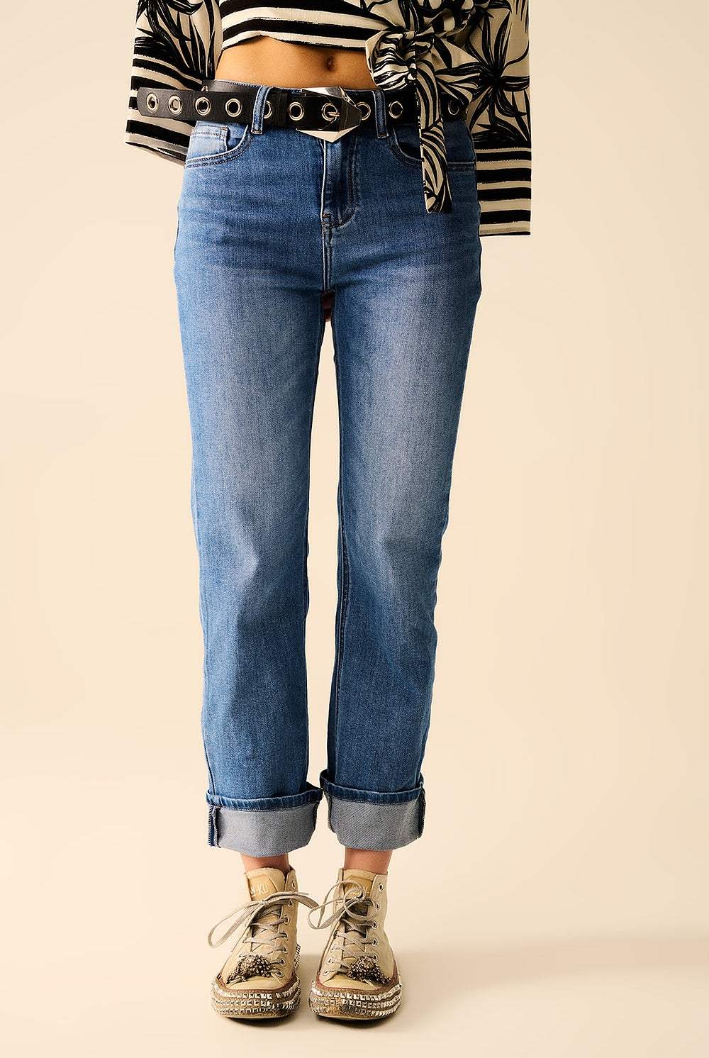 Q2 Jeans élastiques en denim à ourlet droit en lavage moyen