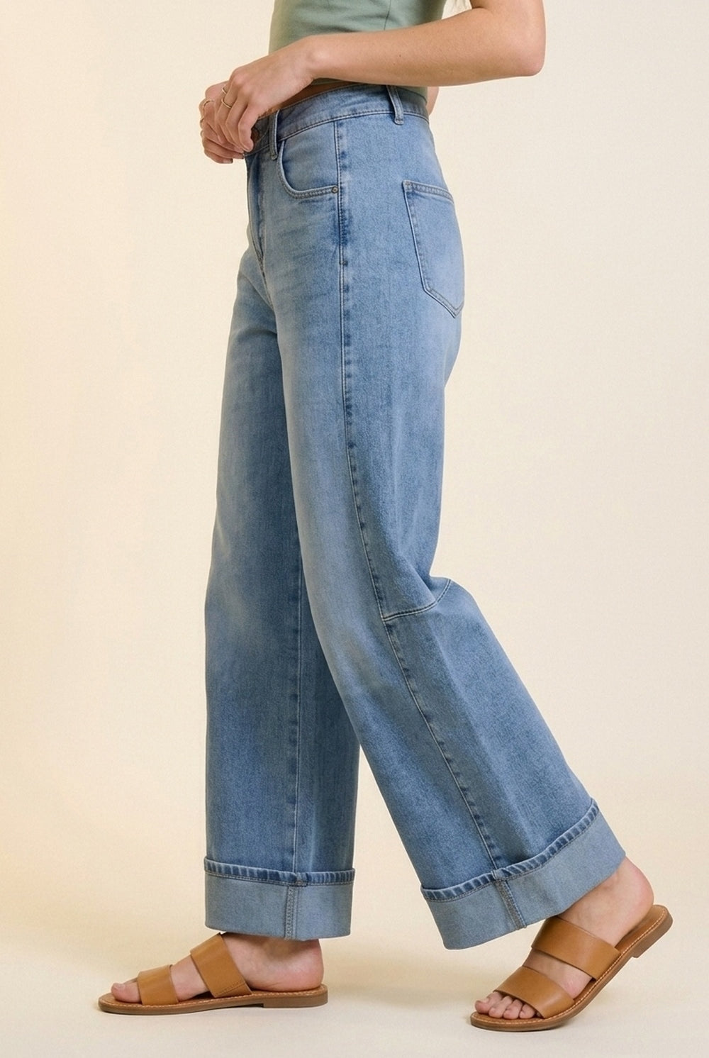 Q2 Jeans en denim bleu à jambe large et délavage léger avec revers