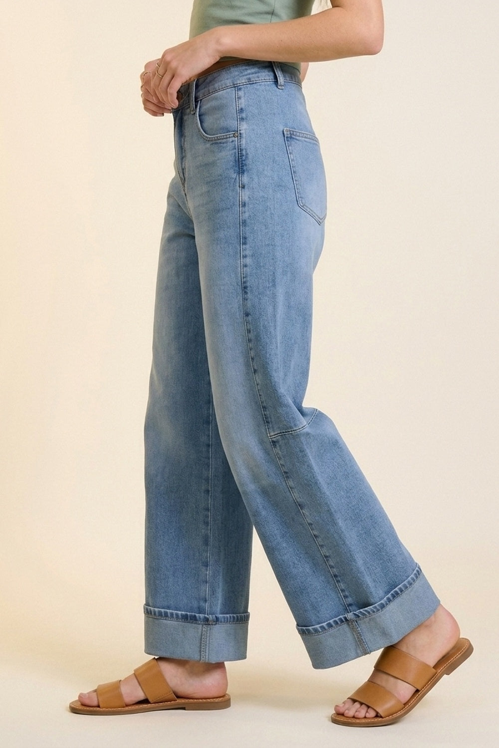Q2 Jeans en denim bleu à jambe large et délavage léger avec revers