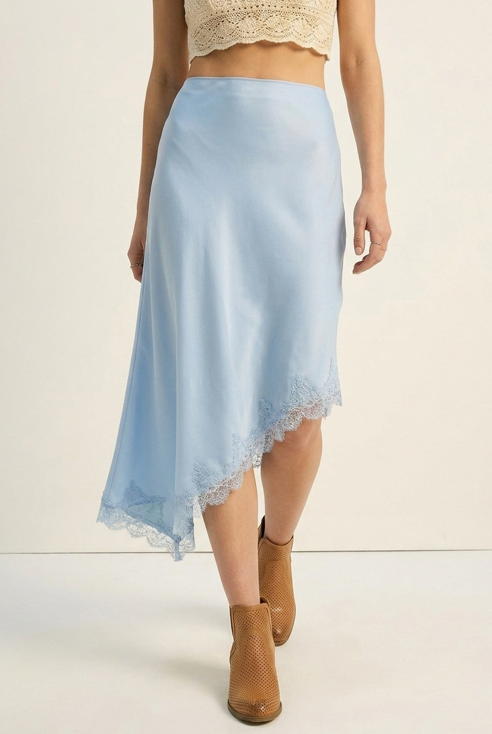 Q2 Jupe Asymétrique en Satin Bleu Ciel avec Bordure en Dentelle