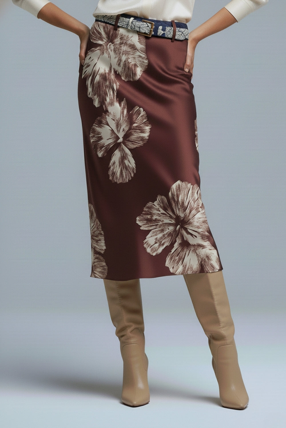 Q2 Jupe midi en satin bordeaux à motif floral