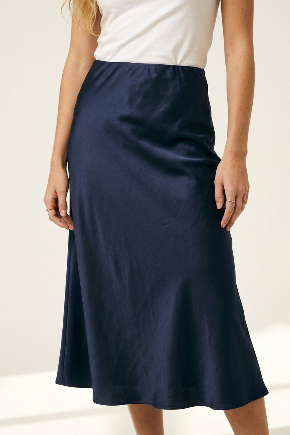 Q2 Jupe midi en satin marine