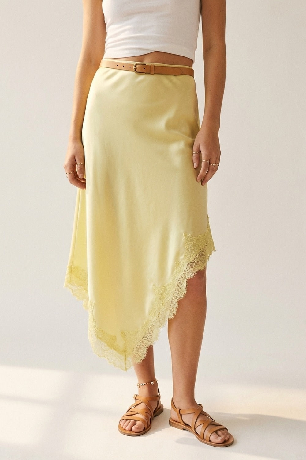 Q2 Jupe mouchoir en satin jaune beurre avec bordure en dentelle