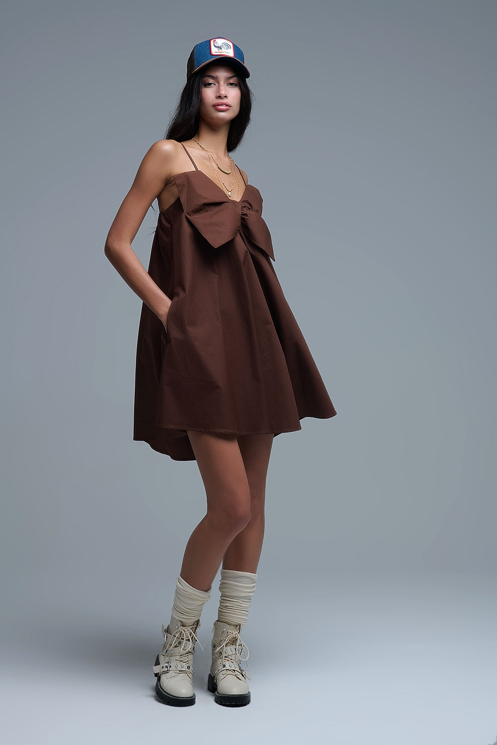 Q2 Mini robe en popeline marron avec un gros nœud