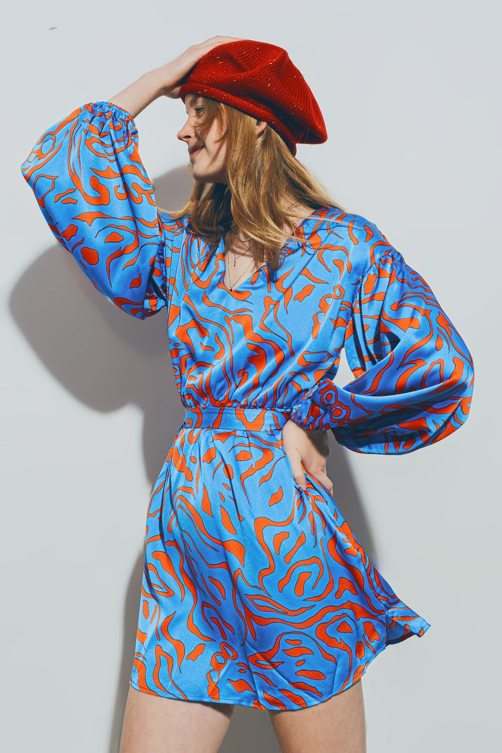 Q2 Mini robe en satin à col en V en bleu