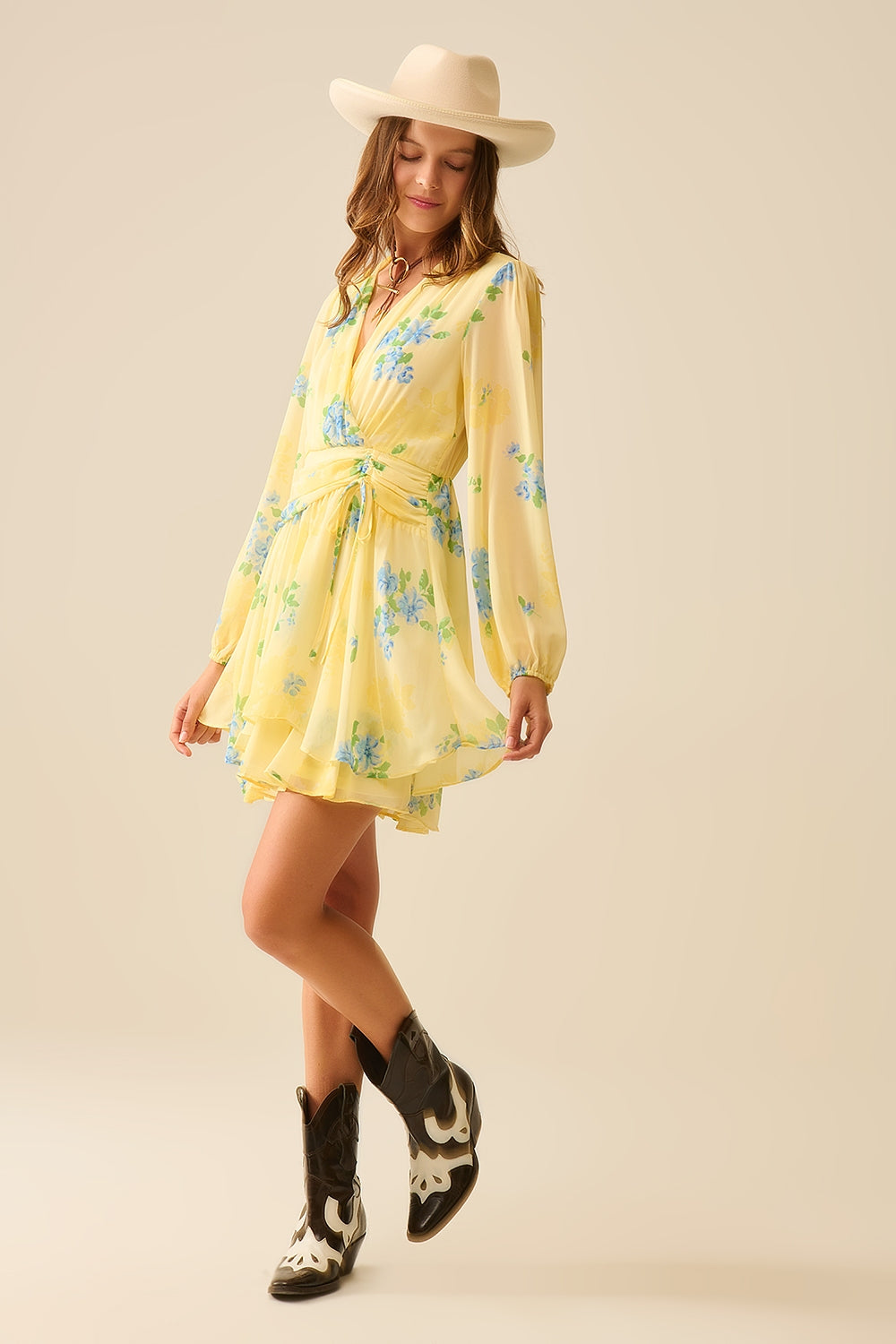 Q2 Mini-robe printanière jaune beurre à motifs froncés