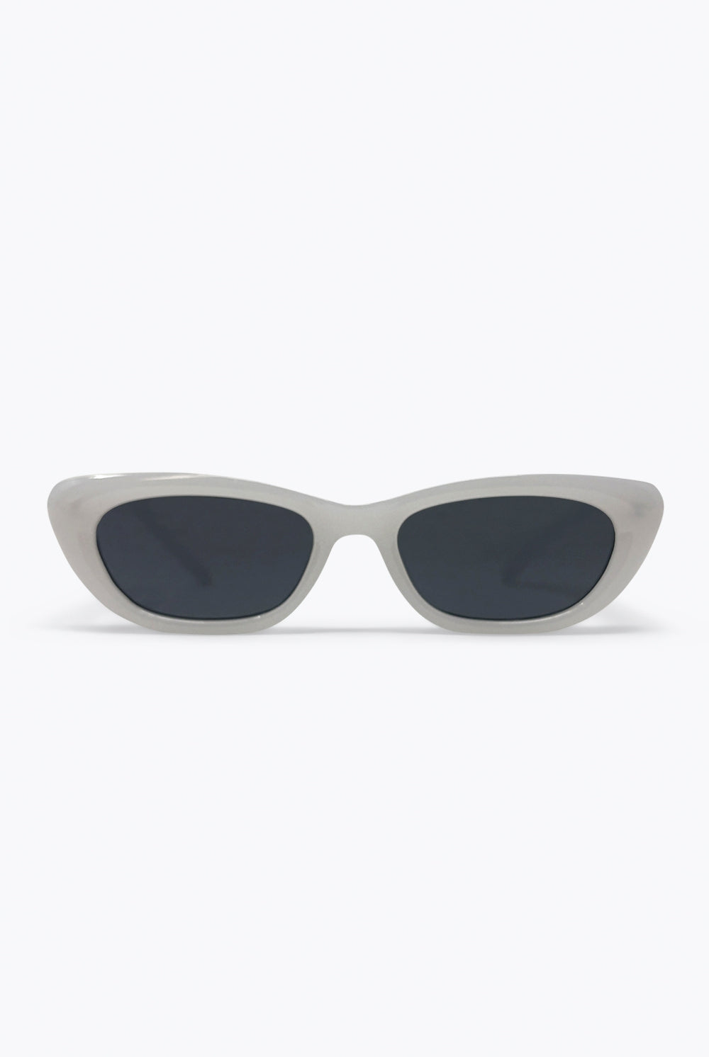 Q2 Monture œil de chat blanche avec logo argenté lunettes de soleil détails
