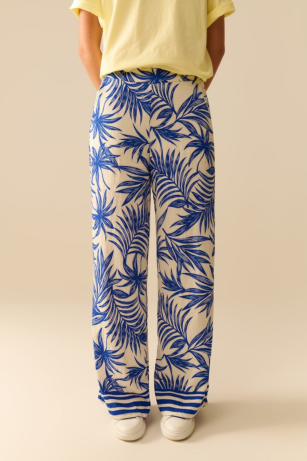 Q2 Pantalon à jambes larges en blanc avec imprimé tropical en bleu